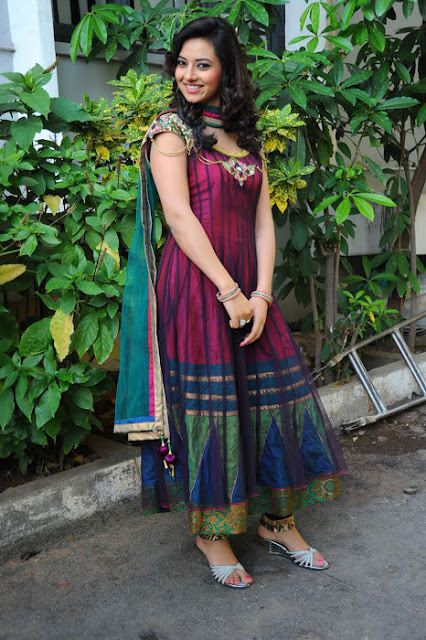 Telugu Actress Isha chawla Latest Pics 102